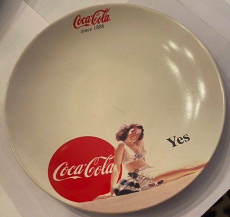7460-1 € 15,00 coca cola aardewerk sierbord afb dame zittend 21 cm.jpeg